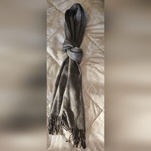 Elegant Gray Men's Scarf